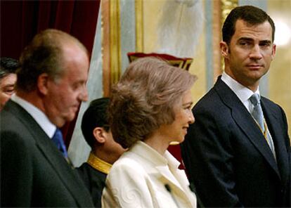 El Príncipe de Asturias y la reina Sofía, sonrientes tras finalizar el discurso del Rey Juan Carlos ante las Cortes Generales, en el que ha pedido consenso para reformar la Constitución y ha recordado a la víctimas del 11-M, señalando que el primer objetivo debe ser la lucha contra el terrorismo.