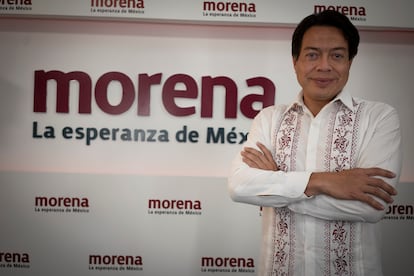 Mario Delgado, presidente MORENA, posa después de la entrevista 