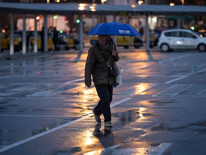 Un hombre camina con un paraguas bajo la lluvia en los exteriores de la Estación de Sants de Barcelona, el pasado día 9 de febrero.