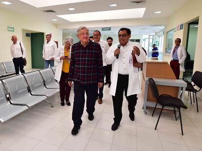 El presidende Andrés Manuel López Obrador supervisa un hospital del IMSS-Bienestar en Temixco, Morelos, el 29 de enero de 2023.