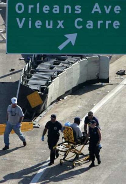 Evacuación de un afectado por el huracán Katrina en Nueva Orleans.