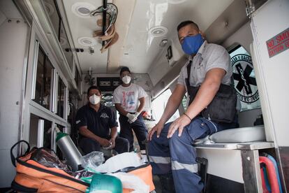 Los Sánchez Luna abordo de la ambulancia.