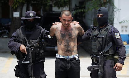 El líder pandillero Jesus Vásquez alias 'El Tigre' fue presentado el lunes ante los medios tras su detención en Colón.