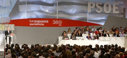 El secretario General del PSOE en Andalucía, José Antonio Griñán, interviene en el 38º Congreso del PSOE, que se celebra en Sevilla.