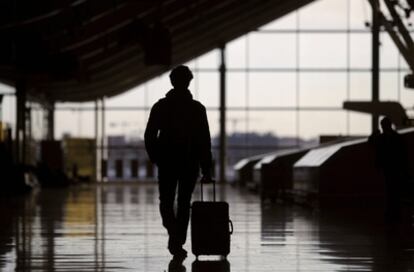 Un pasajeros camina por los pasillos del aeropuerto de Barajas en una jornada de paro de los pilotos de Iberia, el pasado 29 de diciembre