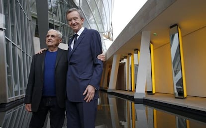 El arquitecto Frank Gehry (i) y Bernard Arnault, propietario de LVHM.