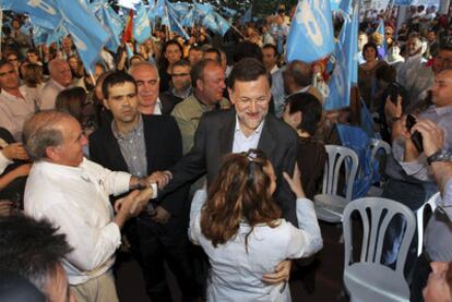El líder de la oposición, Mariano Rajoy, saluda a varios simpatizantes a su llegada al mitin celebrado ayer en Mérida.