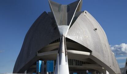 El Palau de les Arts completamente desprovisto del 'trencadís' que amenazaba con desprenderse de la cubierta.