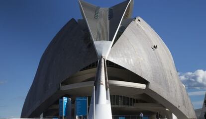 El Palau de les Arts completamente desprovisto del &#039;trencad&iacute;s&#039; que amenazaba con desprenderse de la cubierta.