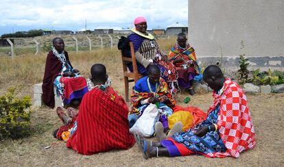 Un grupo de mutiladoras hacen productos de artesan&iacute;a con cuentas en Likramuni, en el norte de Tanzania. 