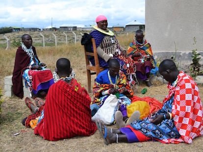 Un grupo de mutiladoras hacen productos de artesan&iacute;a con cuentas en Likramuni, en el norte de Tanzania. 