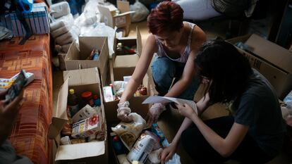 Voluntarias de la asociación Domik Detsva en una entrega de alimentos a familias en Samara.