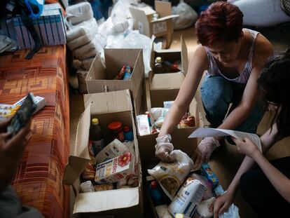 Voluntarias de la asociación Domik Detsva en una entrega de alimentos a familias en Samara.