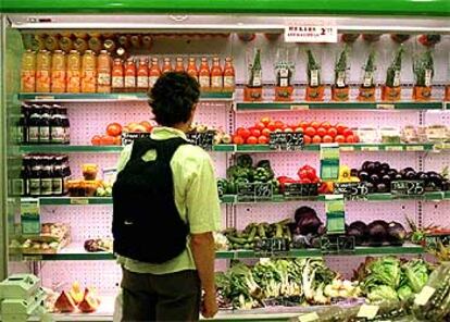 Vista de los estantes de productos de alimentación en un supermercado.