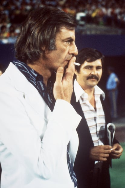 No solo director técnico de fútbol sino también intelectual y filósofo de la pelota, abrazado a la bohemia y con un discurso de izquierda gracias a su militancia en el Partido Comunista, César Luis Menotti fue ante todo el refundador de la selección argentina, el entrenador que en el Mundial Argentina 1978.