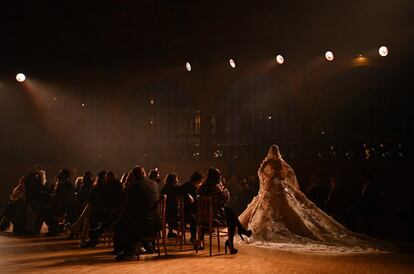 Una modelo presenta una creación de Elie Saab durante el desfile de la colección Alta Costura Primavera-Verano 2022 en París.