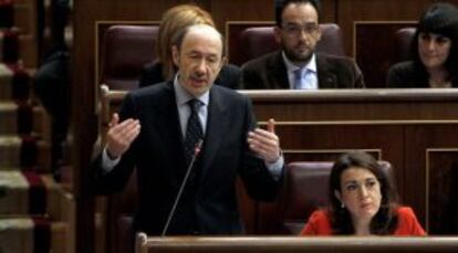 Rubalcaba y Soraya Rodríguez en una sesión de control al Gobierno.