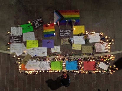 Ofrenda colocada por manifestantes que piden justicia por la muerte de Ociel Baena, en la Plaza de la Patria en Aguascalientes.