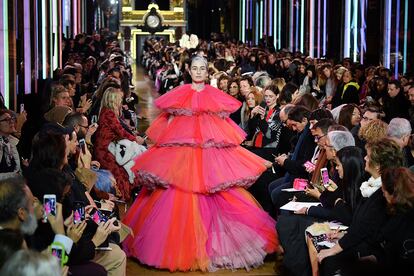 Erin O'Connor cerrando el desfile Alta Costura de Schiaparelli primavera-verano 2019.