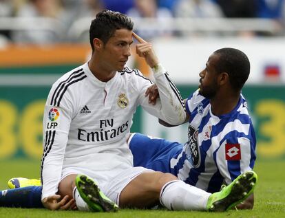 Cristiano Ronaldo hace un gesto durante la celebraci&oacute;n de uno de los 3 goles que ha marcado ante el Deportivo.