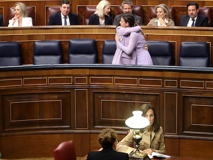 La vicepresidenta Yolanda Díaz (abajo a la izquierda) aplaude la intervención de la ministra Irene Montero, que se abraza a la líder de Podemos, Ione Belarra, este jueves en el Congreso.