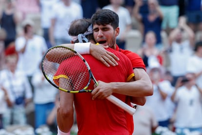 Nadal y Alcaraz celebran la victoria.
