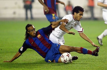 Edgar Davids (izquierda) en el partido ante el Sevilla el 25 de enero de 2004.