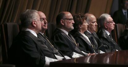 El presidente del Constitucional, Francisco P&eacute;rez de los Cobos (tercero por la izquierda) en junio en la toma de posesi&oacute;n de cuatro magistrados.