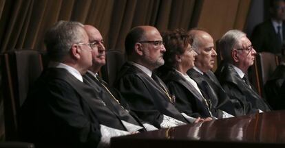 El presidente del Constitucional, Francisco Pérez de los Cobos (tercero por la izquierda) en junio en la toma de posesión de cuatro magistrados.