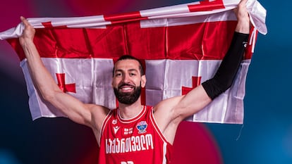 Shengelia, con la bandera de Georgia, en una imagen de su Federación.