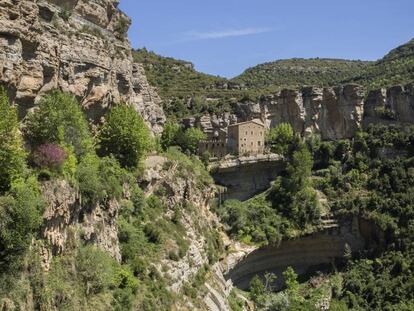 L'edifici del priorat de Sant Miquel del Fai, penjat del no-res, sobre una roca als Cingles de Bertí.