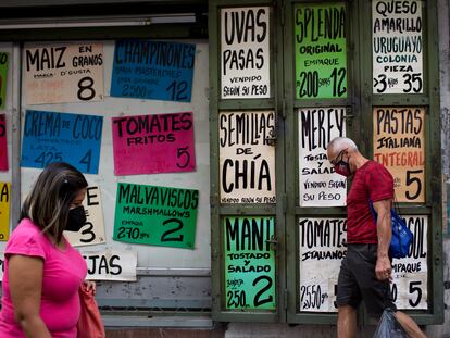 Carteles de precios en moneda estadounidense en las ventanas del barrio de La Candelaria en Caracas, Venezuela.