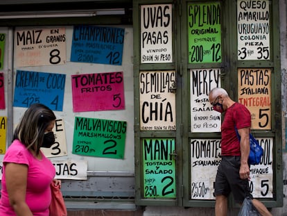 Una tienda de comestibles con carteles de precios en moneda estadounidense en las ventanas del barrio La Candelaria en Caracas, Venezuela.
