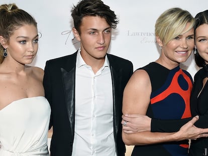 Los Hadid

No hay duda: Gigi Hadid (22), Bella Hadid (20) y Anwar Hadid (17) son los hermanos-modelos del momento. Ellas, grandes representantes de la etiqueta 'instamodels' desfilan para las mejores marcas y generan titulares día sí, día también. Su hermano pequeño ya ha desfilado para firmas como Puma o Zadig & Voltaire y tiene muchas papeletas para labrar una carrera tan exitosa como la de sus hermanas. En la imagen junto a su televisiva madre, Yolanda Hadid.