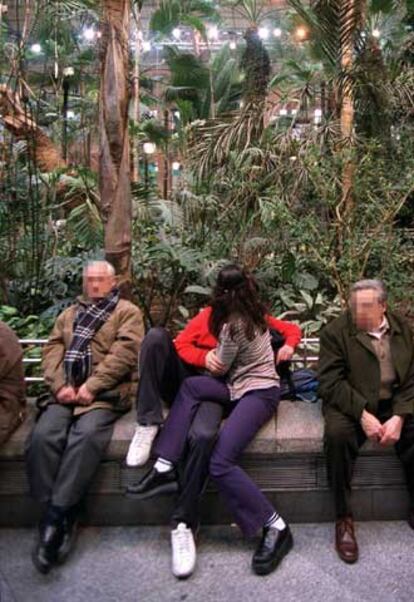 Unos jóvenes se besan entre dos mayores en la estación de Atocha.