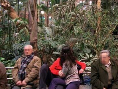Unos jóvenes se besan entre dos mayores en la estación de Atocha.