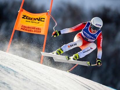 Jasmine Flury durante el descenso en el Mundial de Esquí Alpino, en los Alpes franceses este sábado.