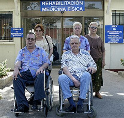 De izquierda a derecha, Eduardo, Concha, Agustín, Consuelo y Fina, ayer en el hospital General.