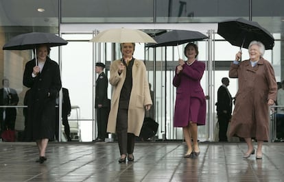 Rosalynn Carter, Hillary Clinton, Laura Bush y Barbara Bush, al comienzo en un acto en Arkansas (EE UU), el 18 de noviembre de 2004.