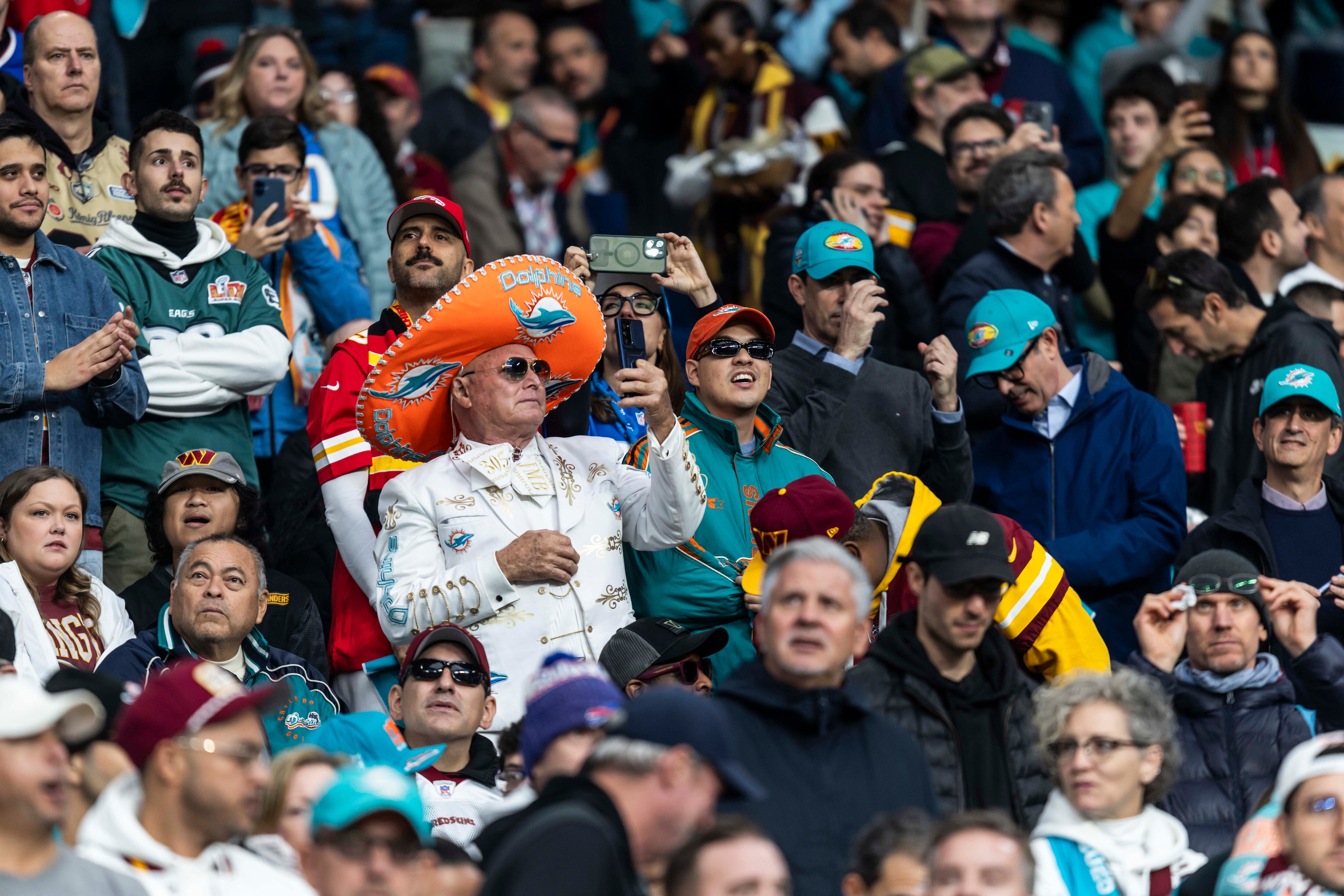 El público contempla el partido entre los Miami Dolphins y los Washington Commanders en el Santiago Bernabéu.

