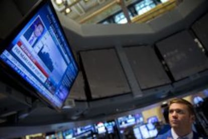 Un trader en Nueva York observa las noticias en lo que viene siendo una televisi&oacute;n. 