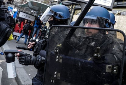 Hasta el momento se han practicado un centenar de detenciones en París y, hasta el mediodía, se han constatado 230 acciones de protesta en todo el país, con una participación de unas 33.500 personas, frente a las 77.000 la semana pasada hacia las tres de la tarde del pasado sábado. En la imagen, agentes de la policía antidisturbios tratan de dispersar a los manifestantes en París.