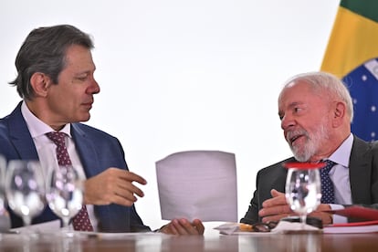 El presidente Lula, este miércoles con el ministro de Hacienda, Fernando Haddad, en un acto en Brasilia