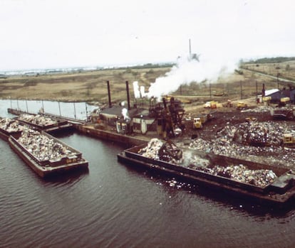 Fresh Kills (Nueva York, EE UU) tuvo el dudoso honor de ser, durante varios años, el basurero más grande del mundo. Ubicado en Staten Island, isla famosa por su cinematográfica playa y sus asentadas comunidades de irlandeses e italianos, esta explanada de unas 900 hectáreas fue hasta su cierre en 2001 el mayor vertedero estadounidense. A raíz de la bonanza que inundó Estados Unidos tras el final de la Segunda Guerra Mundial, el paraje de Fresh Kills, compuesto en su mayoría de humedales y vegetación ribereña, se erigió como el lugar idóneo donde acumular los excesos de basura generados en la ciudad de Nueva York. A él, en la década de los 90, llegaban unas 33.000 toneladas de residuos diarias. Desperdicios que formaban montículos de más de 60 metros de altura.