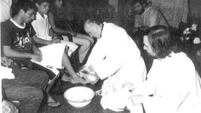 Jorge Mario Bergoglio durante un lavatorio de pies a doce vecinos en la Villa de Barracas, en Buenos Aires, en una imagen sin data