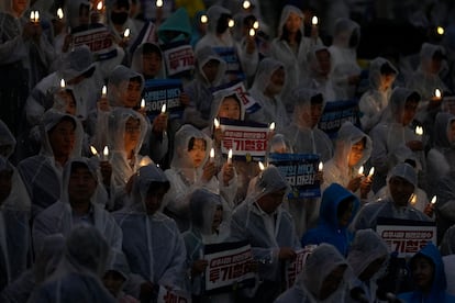 Miembros y partidarios del principal partido de oposición de Corea del Sur, el Partido Demócrata, sostienen velas electrónicas durante una manifestación para exigir la retirada de la decisión del Gobierno japonés de liberar al mar agua radiactiva tratada, el miércoles en Seúl. 