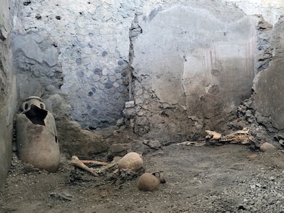 Los dos cuerpos encontrados en la ínsula de los Castos Amantes de Pompeya.