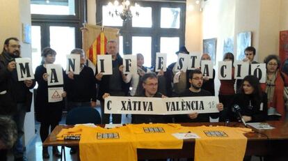 Miembros de la Assemblea per les Llibertats i contra la Repressió en el anuncio de la querella