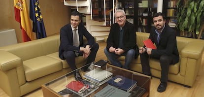 El líder del PSOE, Pedro Sánchez, amb Cayo Lara i Alberto Garzón, d'IU.