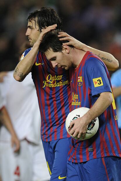 Cesc y Messi, antes del penalti fallado por este ante el Sevilla.